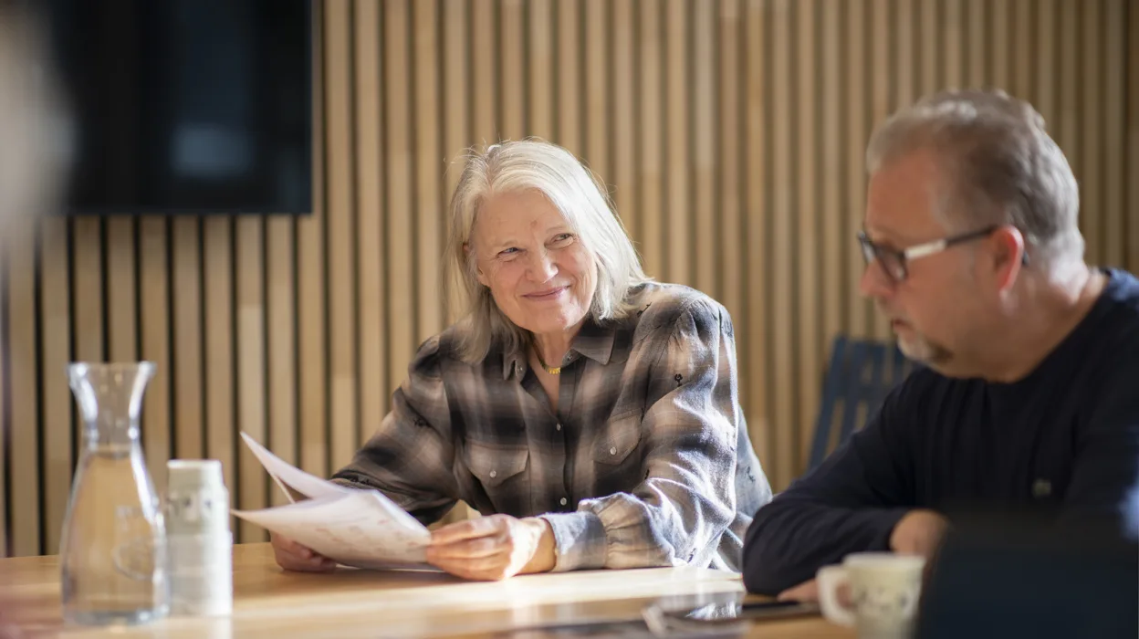 Evy Strømme i MOBO og Kurt Aure fra Elvegata 9 Borettslag i en samtale