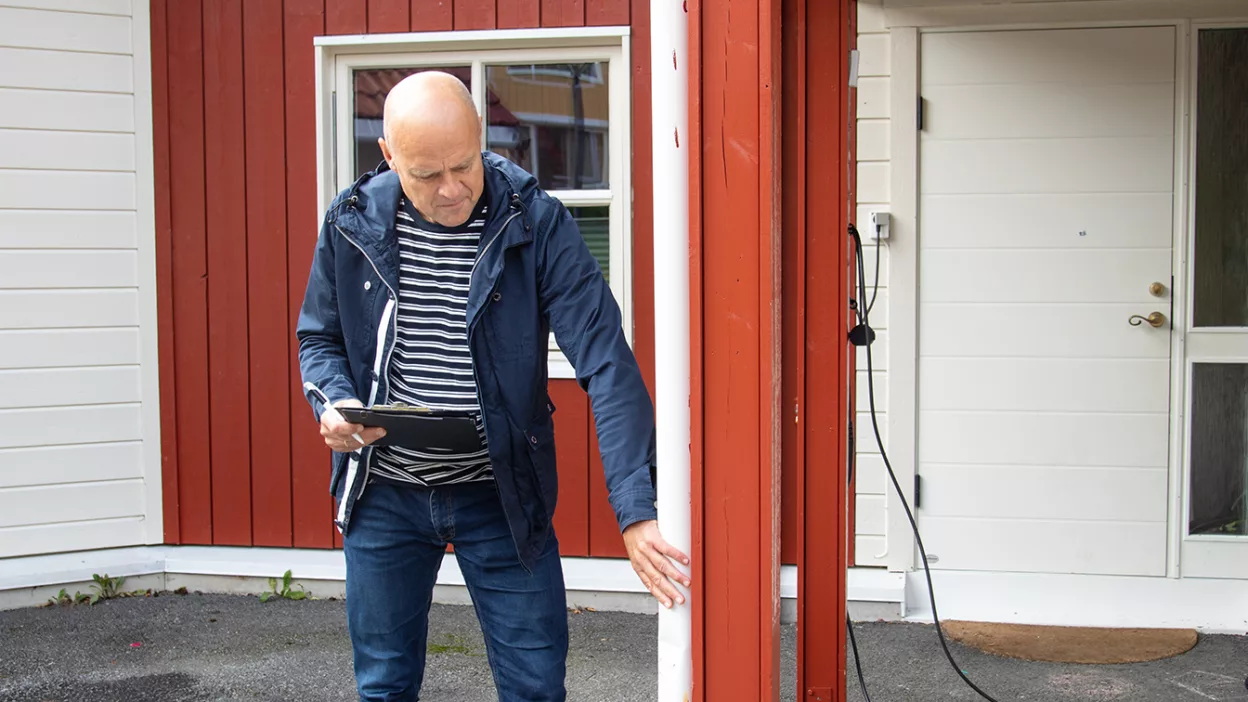 Svein Ivar Byttingsvik i MOBO sjekker avløpsrør.
