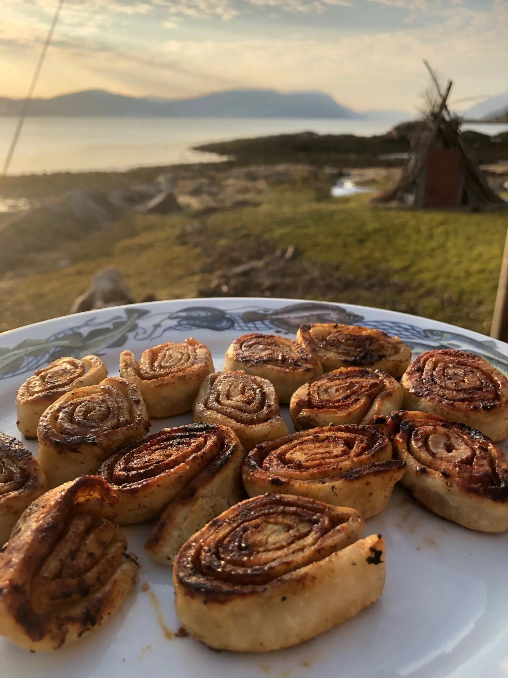 Kanelsnurrer stekt på grillen i fjæra