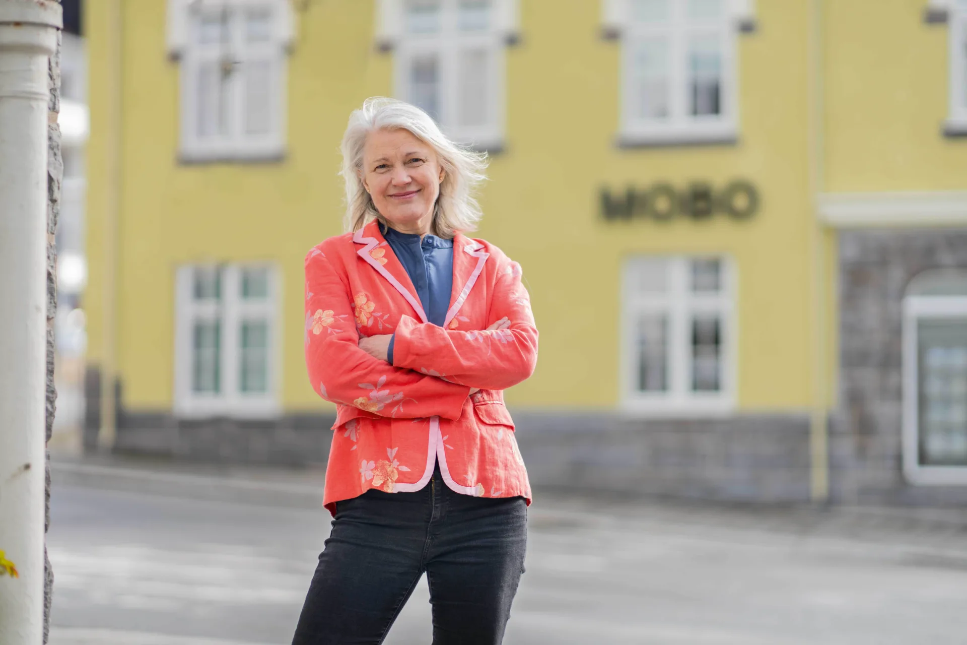 Evy Strømme utenfor lokalene til MOBO.