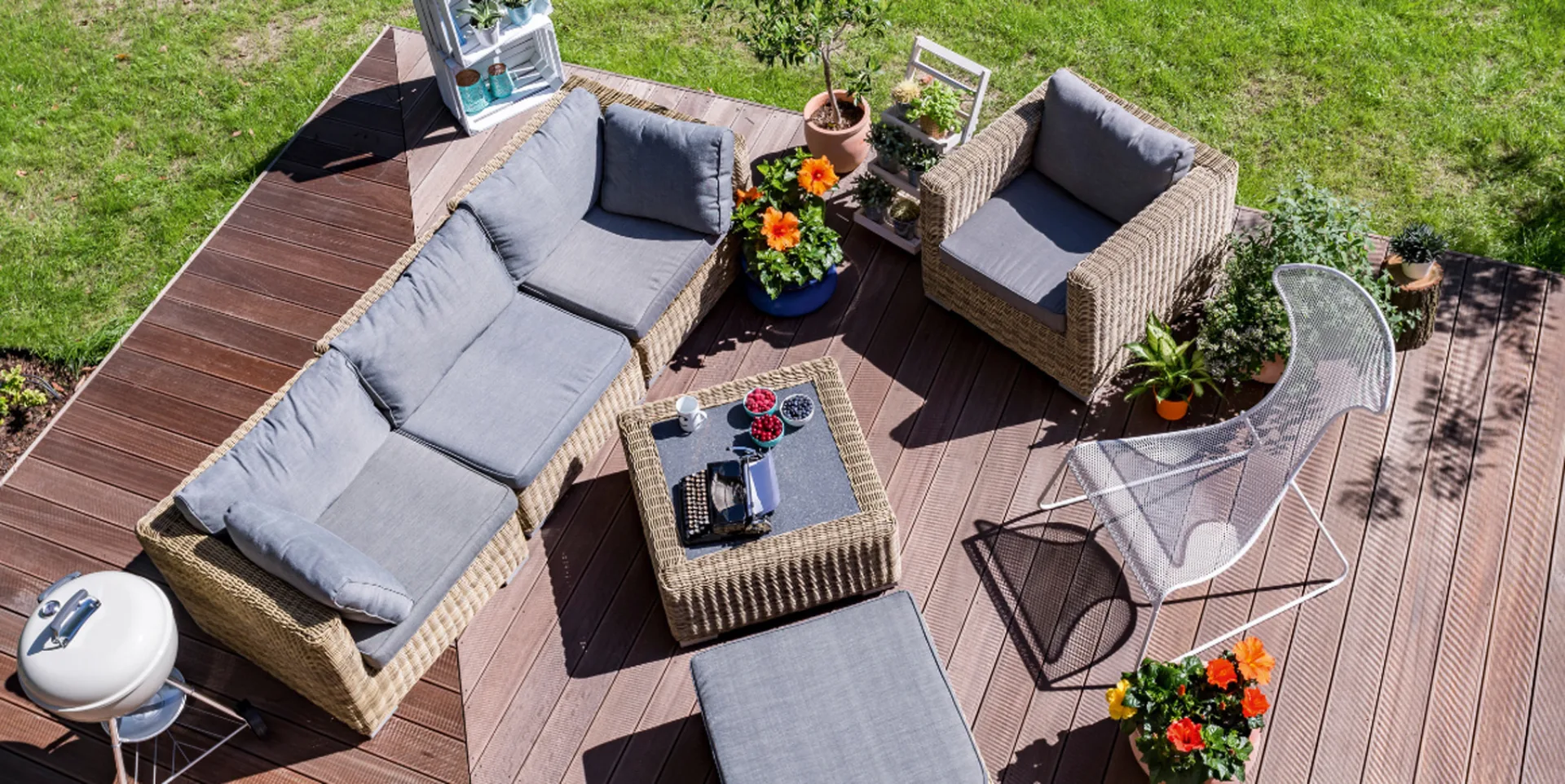 Utemøbler i kunstrotting på terrasse.