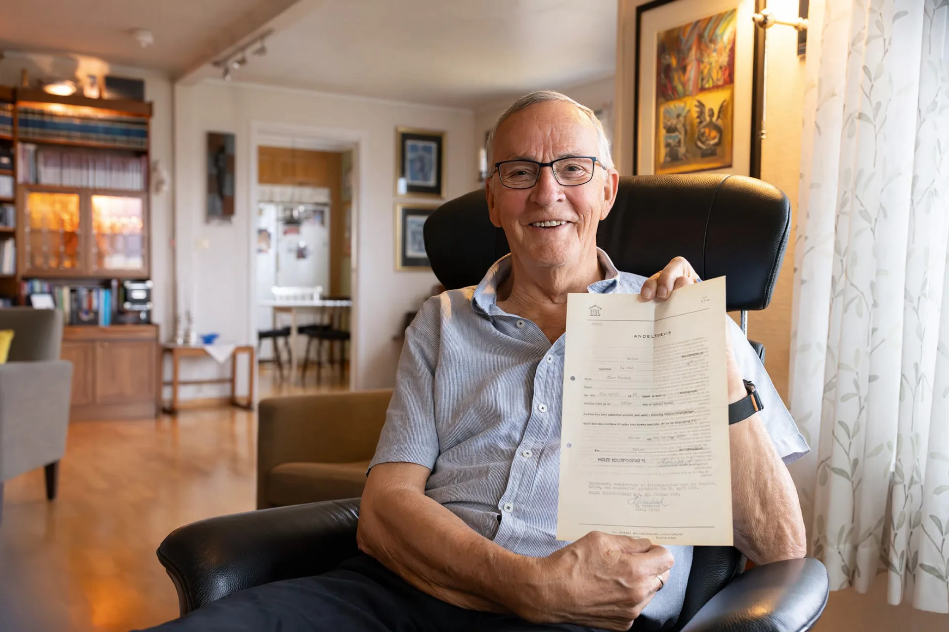 Mann viser fram medlemskap i MOBO fra 1949.