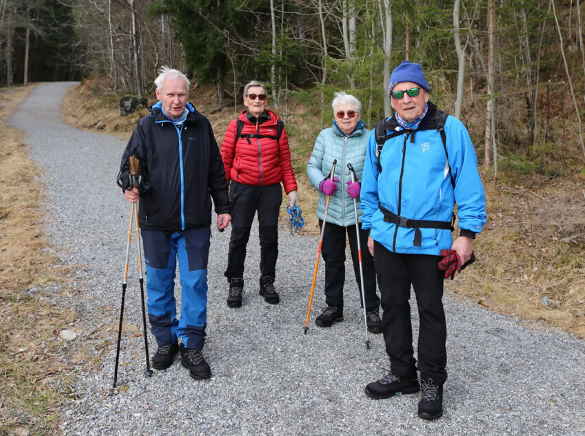 fire personer på fottur